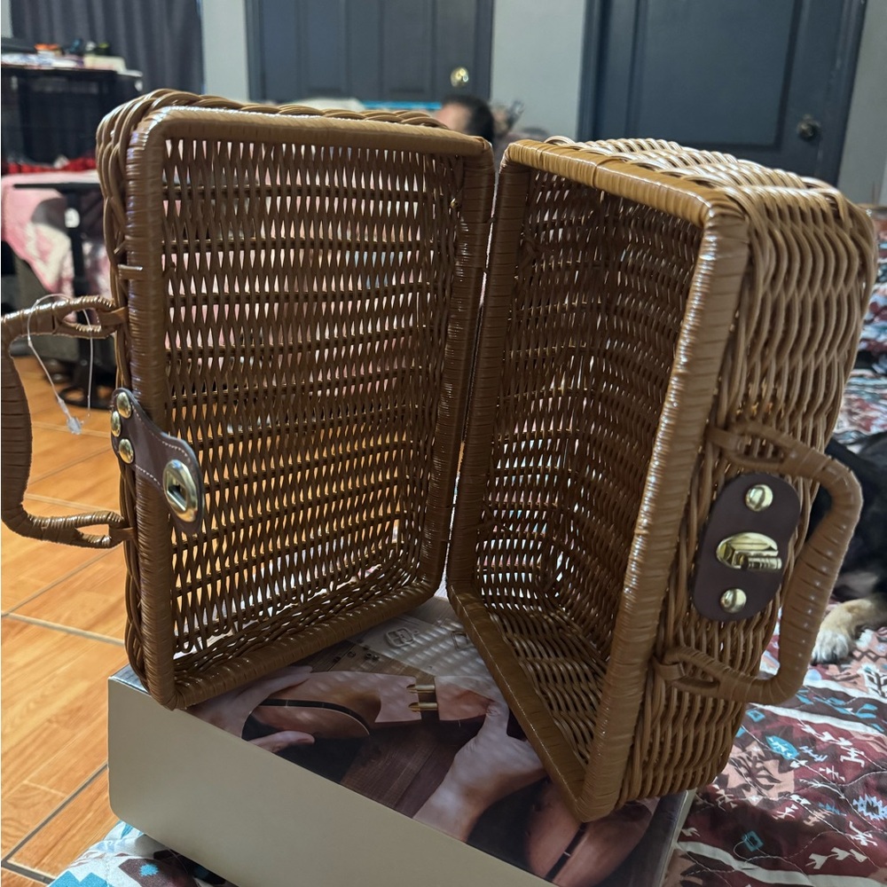 Elegant Tan Woven Clutch - Picture 2 of 5